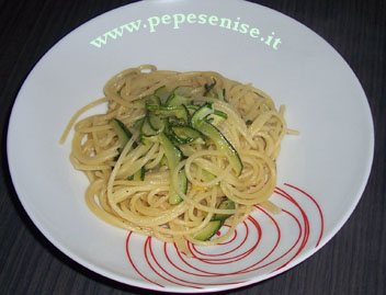 SPAGHETTI CON ZUCCHINE E LIMONE